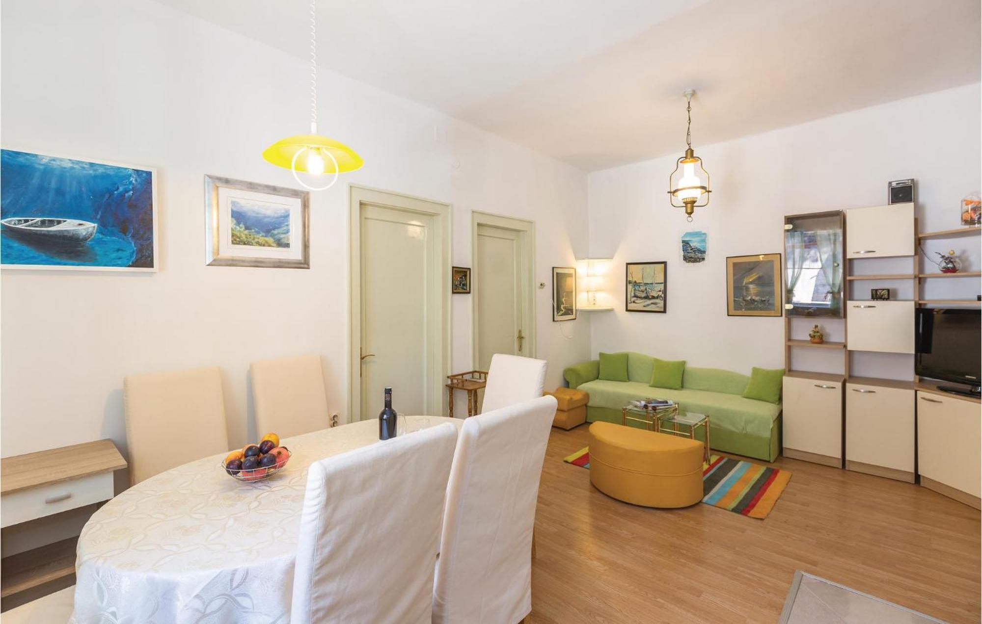 Awesome Apartment In Makarska With Kitchen Exterior foto