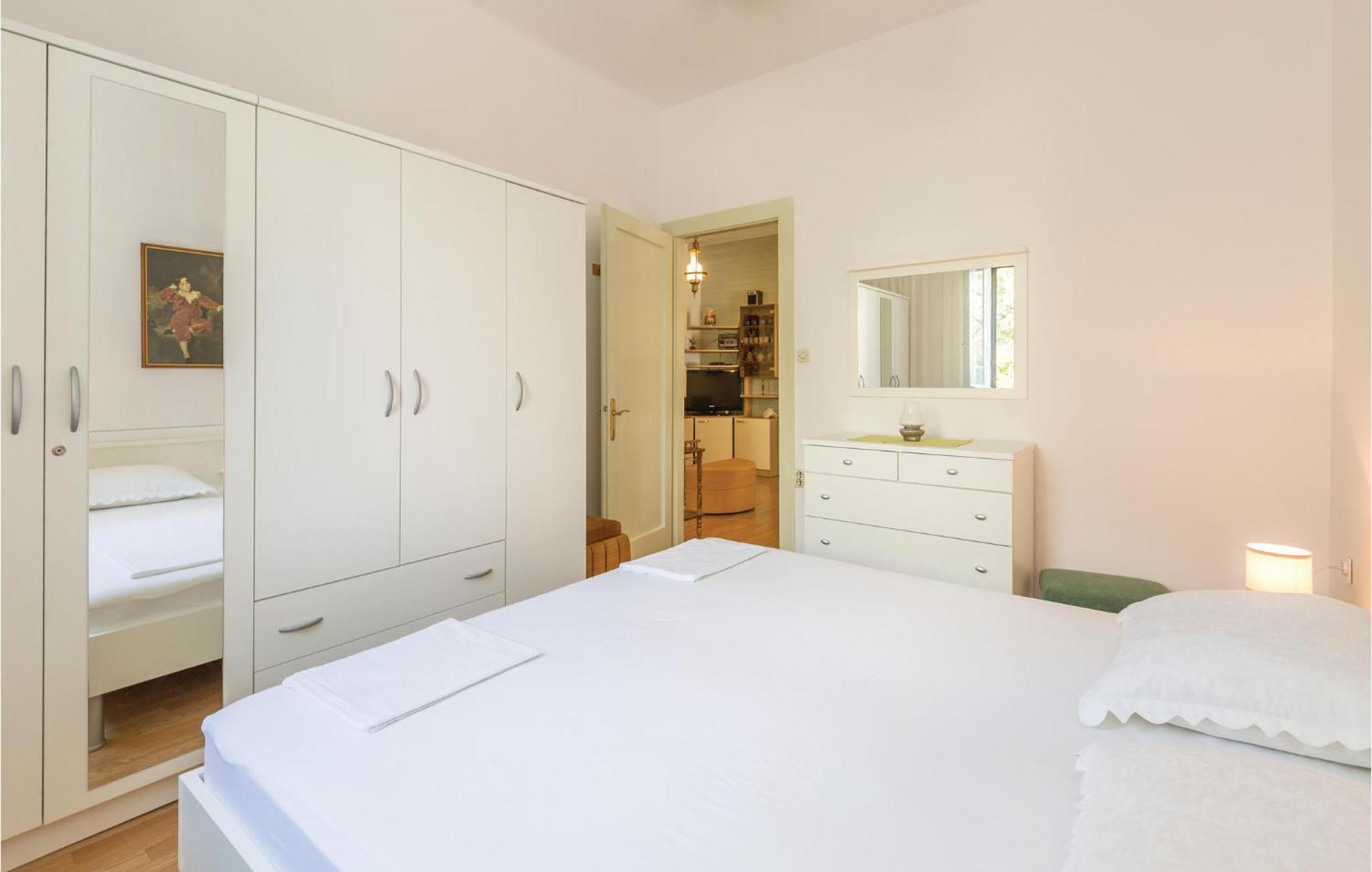 Awesome Apartment In Makarska With Kitchen Exterior foto
